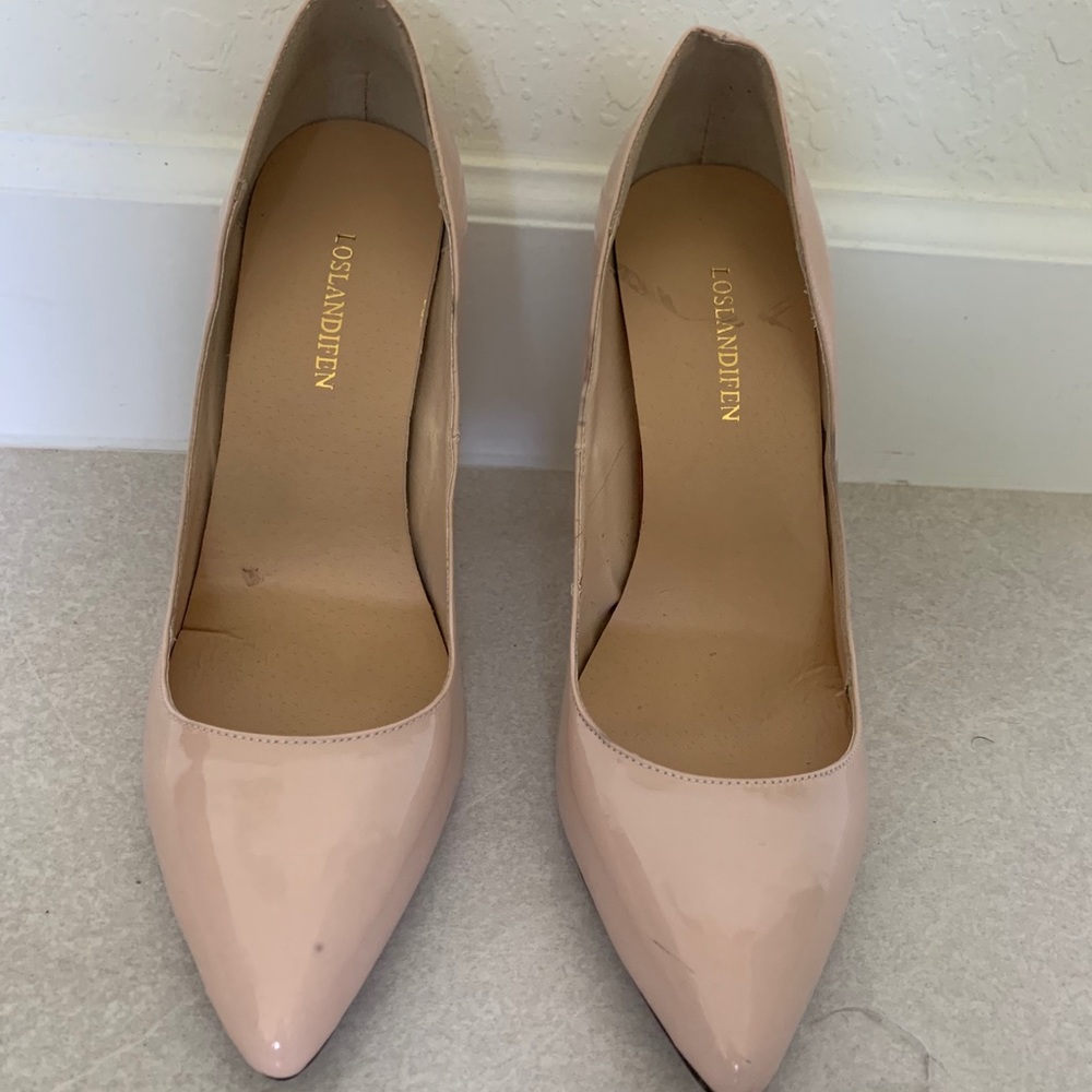 Nude low side cut pumps